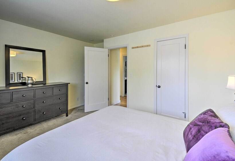 Cozy Tacoma Home: Close To Beaches & Boating!