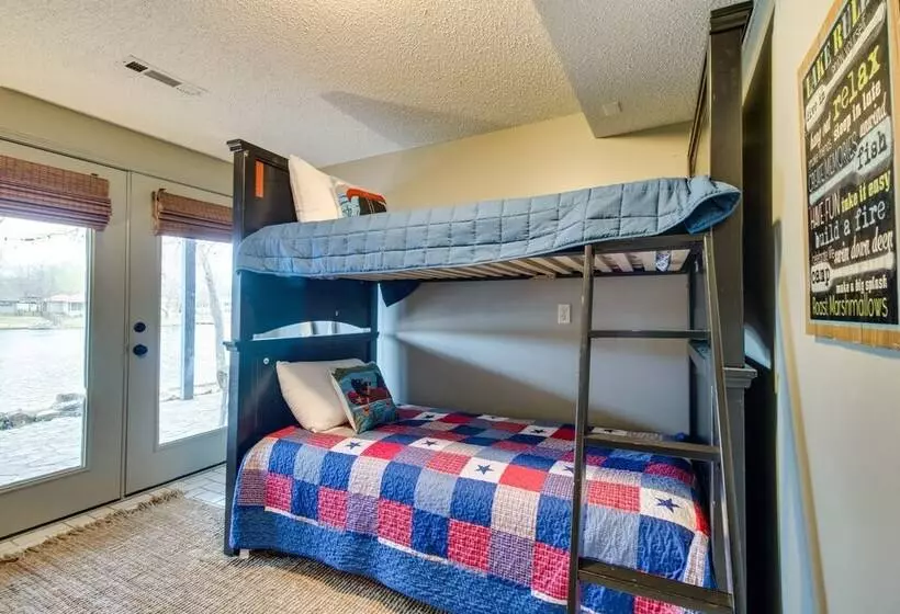 Lakefront Arkansas Abode   Deck, Grill & Fire Pit!