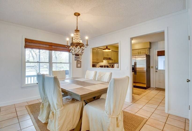 Lakefront Arkansas Abode   Deck, Grill & Fire Pit!