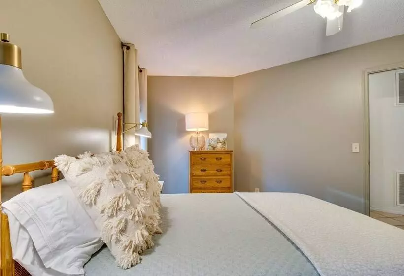 Lakefront Arkansas Abode   Deck, Grill & Fire Pit!