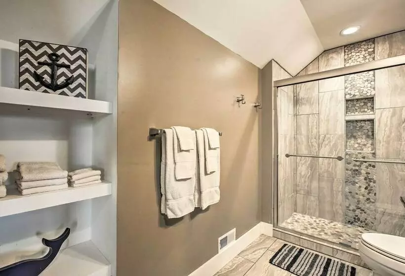 Luxe Lakefront Escape W/ 4 Kayaks, Hot Tub, Beach!