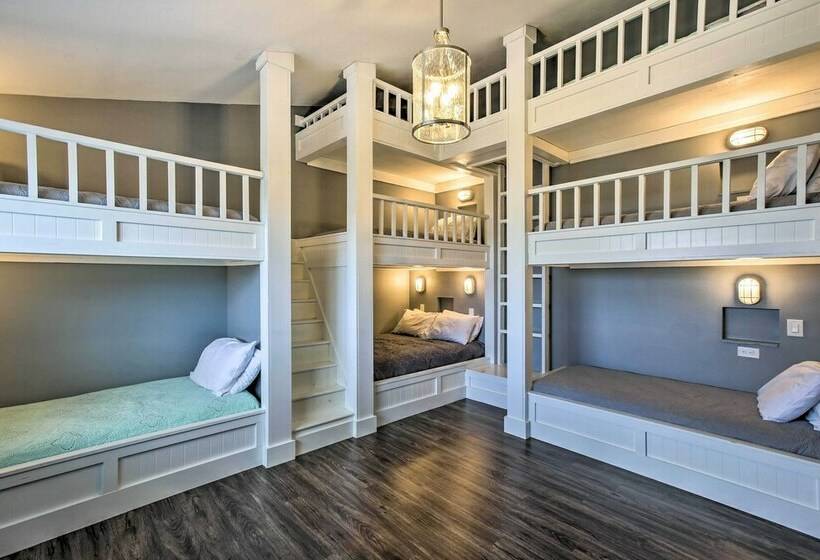 Luxe Lakefront Escape W/ 4 Kayaks, Hot Tub, Beach!