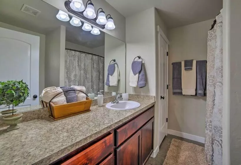 Mountain View Moab Home W/ Pool & Hot Tub Access!