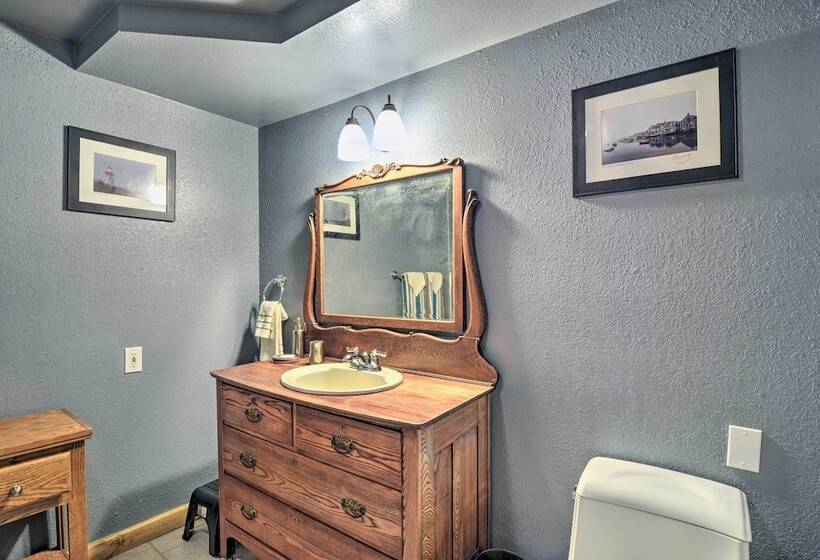 Pet Friendly Home Near Lakes & Snowmobile Trails!