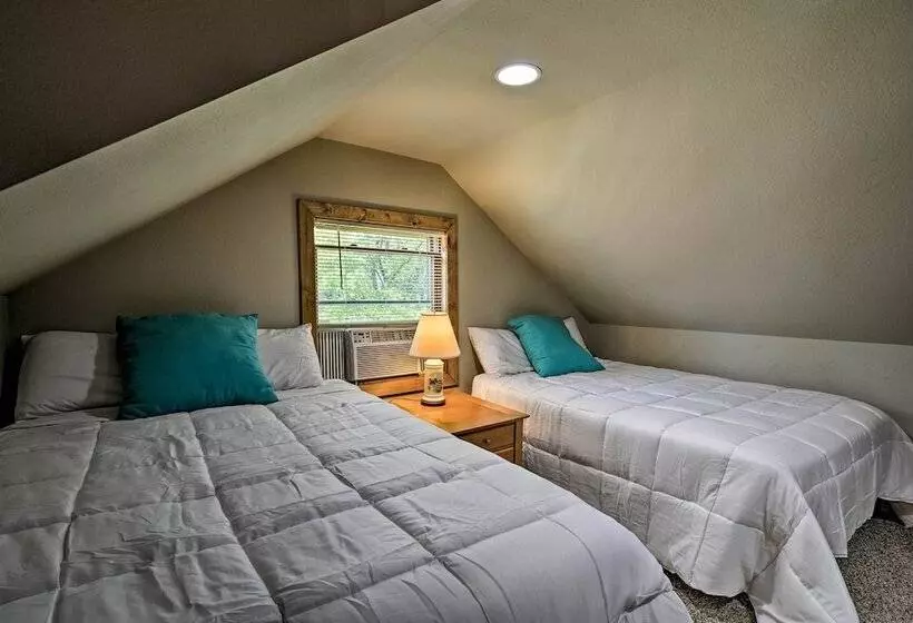 Pet Friendly Home Near Lakes & Snowmobile Trails!