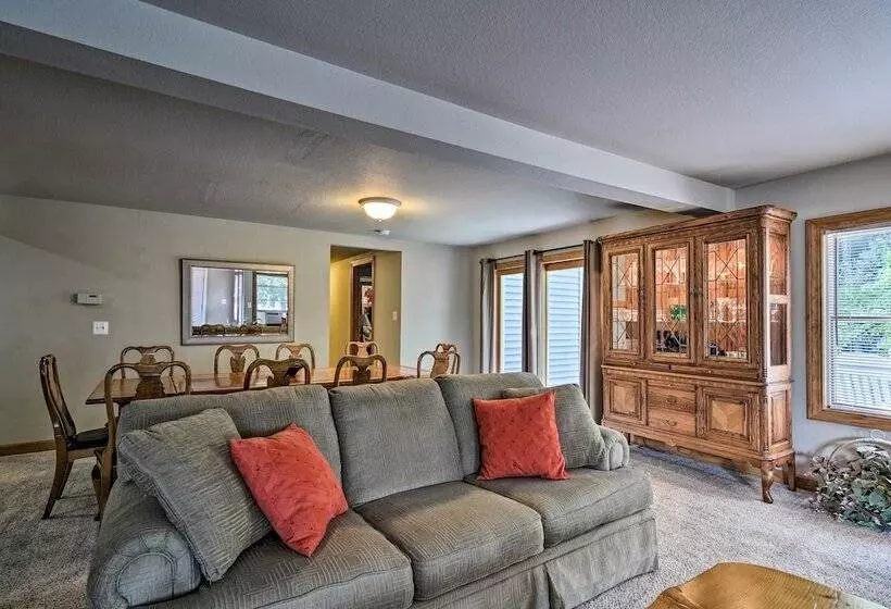 Pet Friendly Home Near Lakes & Snowmobile Trails!