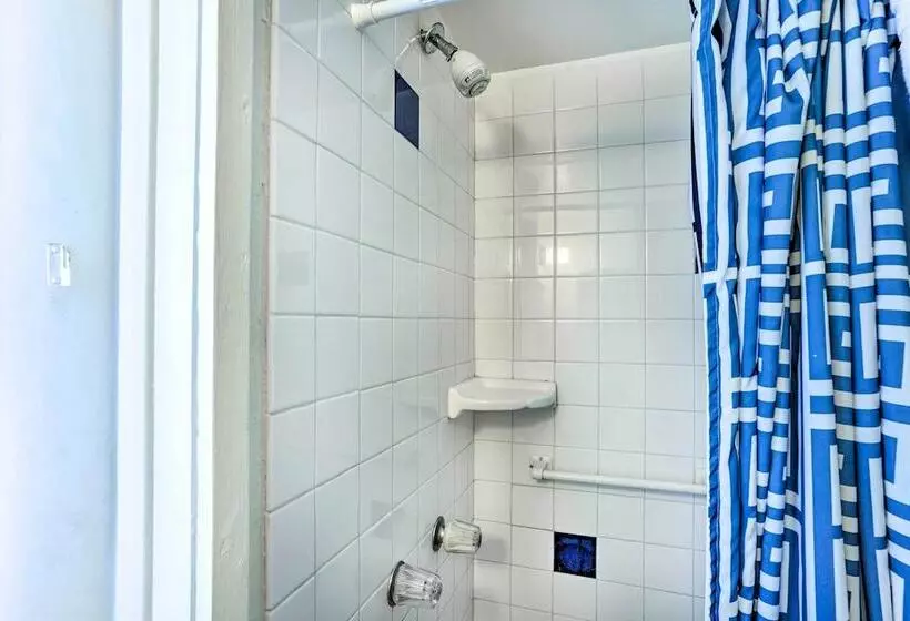 Quaint Avalon Cottage < Half Mi To Beaches!