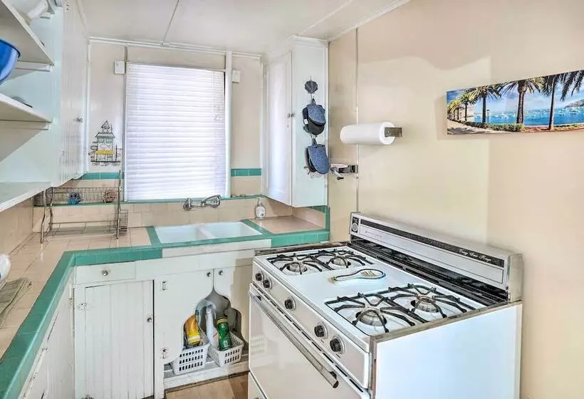 Quaint Avalon Cottage < Half Mi To Beaches!