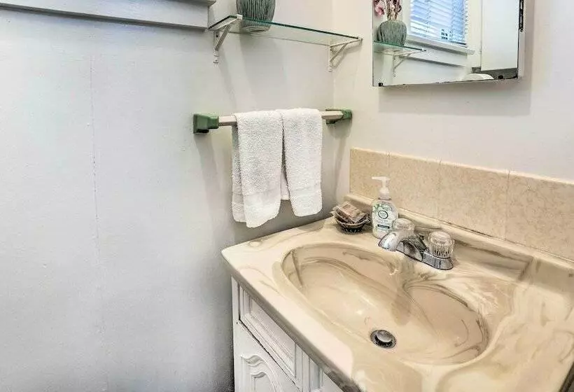 Quaint Avalon Cottage < Half Mi To Beaches!