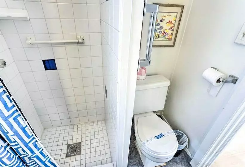 Quaint Avalon Cottage < Half Mi To Beaches!