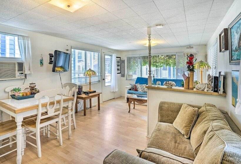 Quaint Avalon Cottage < Half Mi To Beaches!