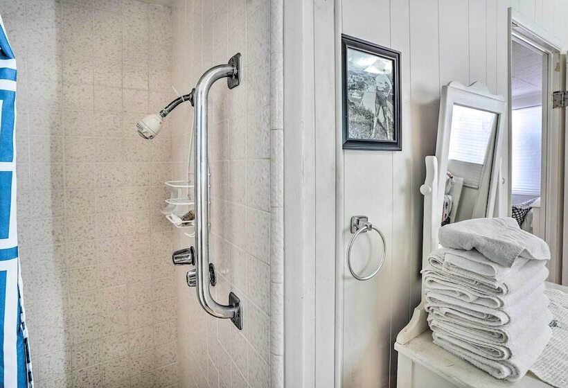 Quaint Avalon Cottage < Half Mi To Beaches!