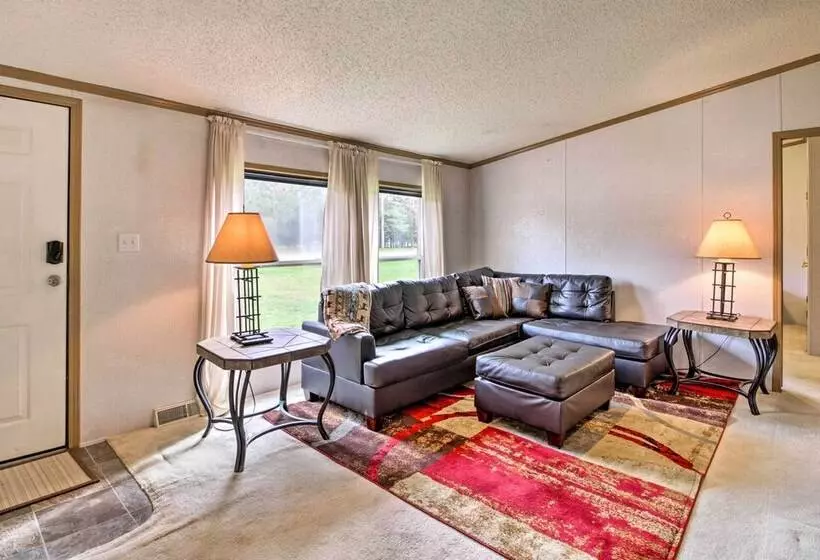 Quaint Pequot Home < 1 Mi From Lake Access!