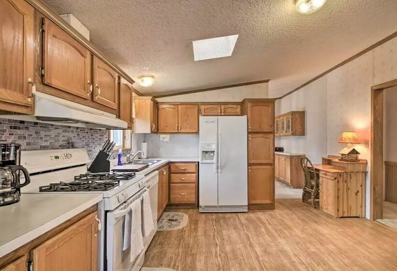 Quaint Pequot Home < 1 Mi From Lake Access!