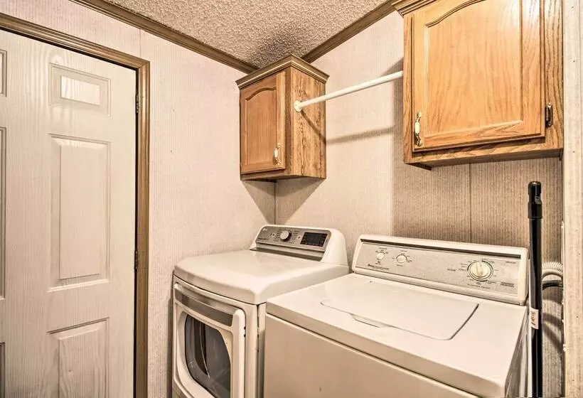 Quaint Pequot Home < 1 Mi From Lake Access!