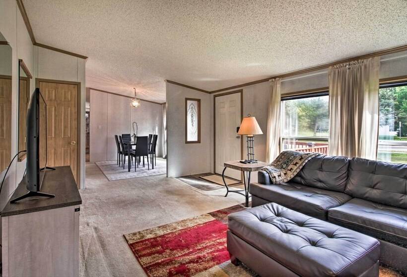 Quaint Pequot Home < 1 Mi From Lake Access!