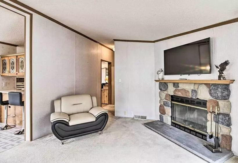 Quaint Pequot Home < 1 Mi From Lake Access!