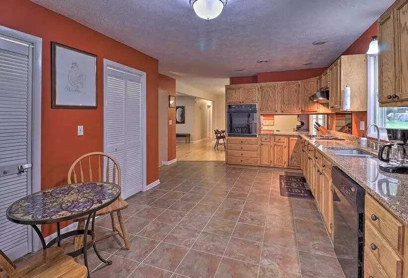 Hendersonville Home W/ Fire Pit: 5 Mi To Downtown!