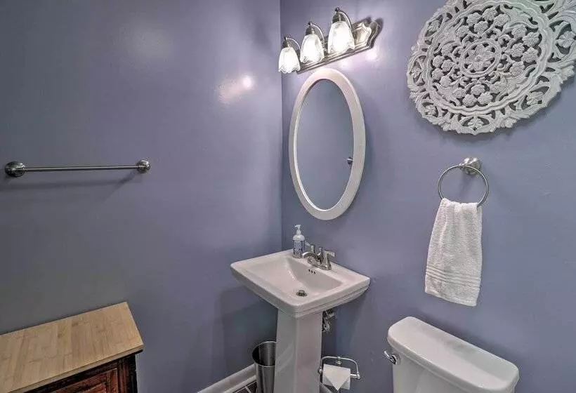 Hendersonville Home W/ Fire Pit: 5 Mi To Downtown!