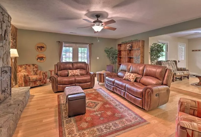 Hendersonville Home W/ Fire Pit: 5 Mi To Downtown!