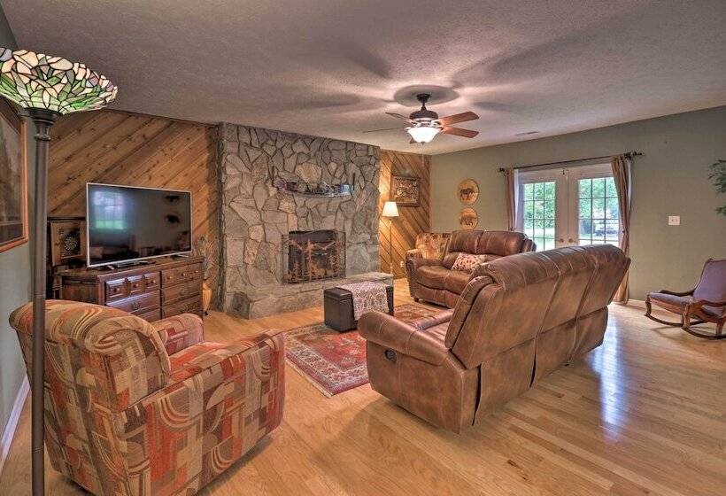 Hendersonville Home W/ Fire Pit: 5 Mi To Downtown!