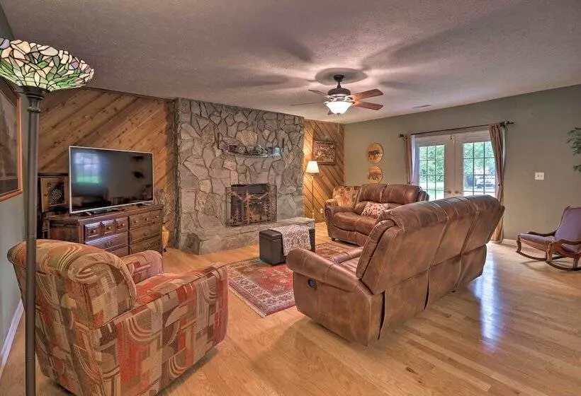 Hendersonville Home W/ Fire Pit: 5 Mi To Downtown!