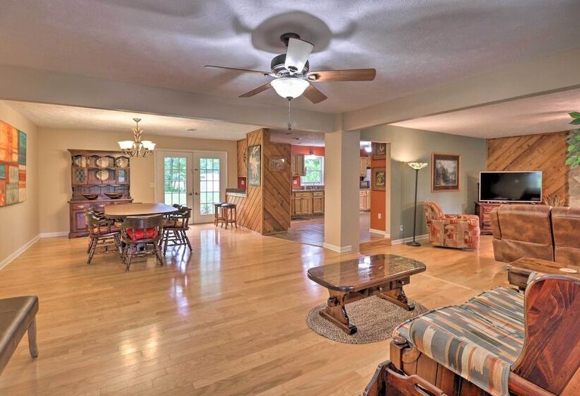 Hendersonville Home W/ Fire Pit: 5 Mi To Downtown!