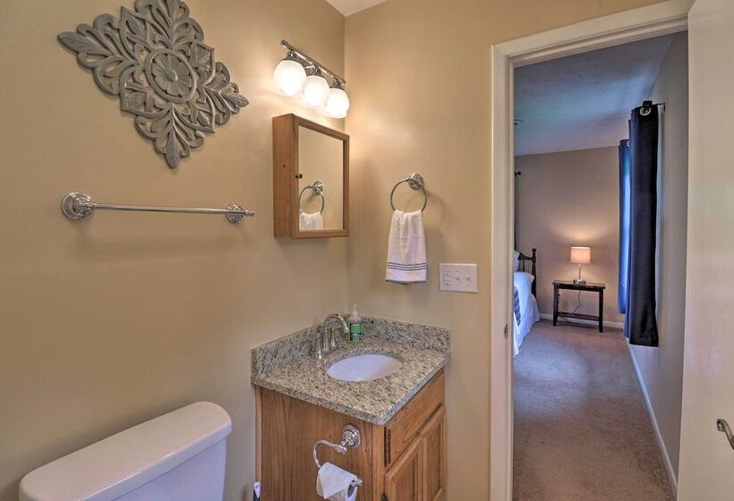 Hendersonville Home W/ Fire Pit: 5 Mi To Downtown!