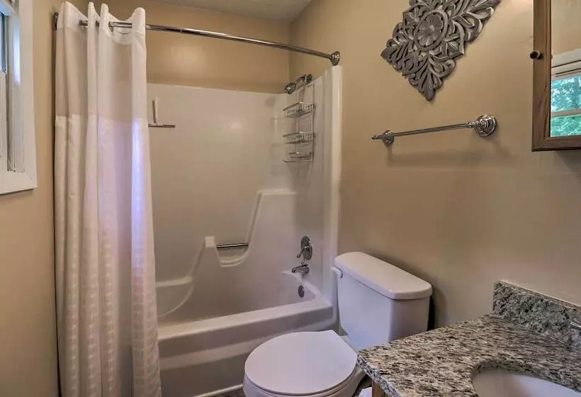 Hendersonville Home W/ Fire Pit: 5 Mi To Downtown!