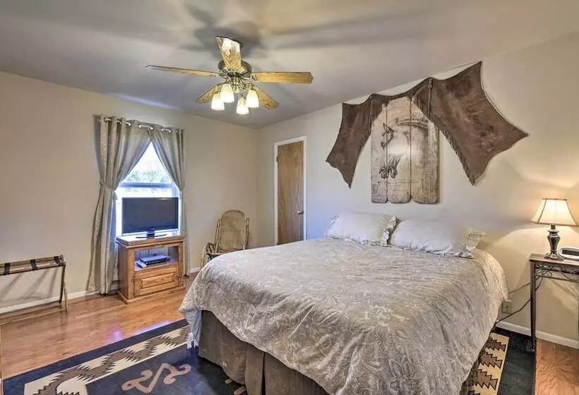 Quiet Pagosa Springs Cabin: Lake & Mountain Views!