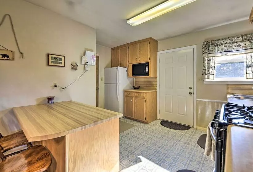 Quiet Pagosa Springs Cabin: Lake & Mountain Views!