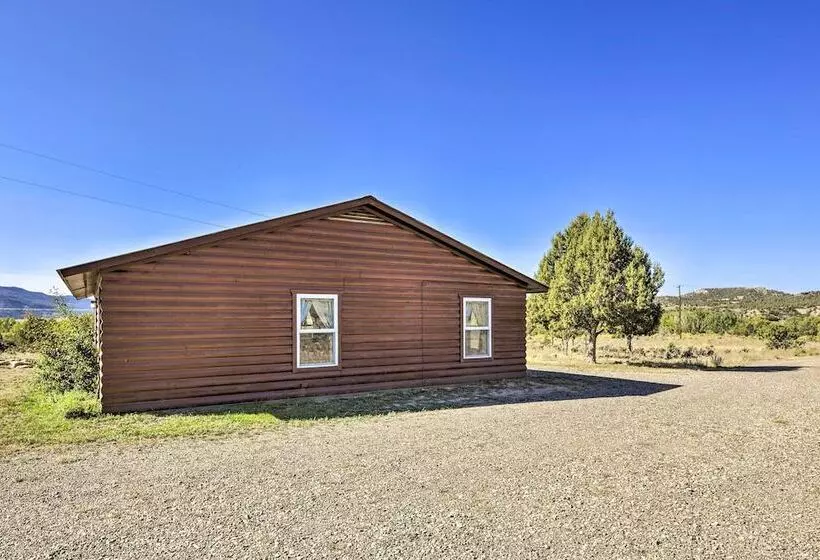 Quiet Pagosa Springs Cabin: Lake & Mountain Views!