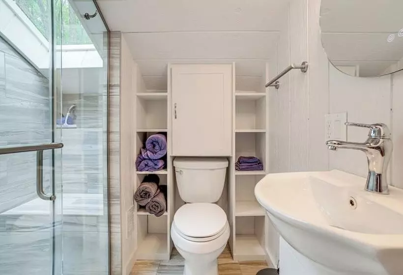 Sawyer Retreat W/ Fire Pit < 2 Mi To Beaches!