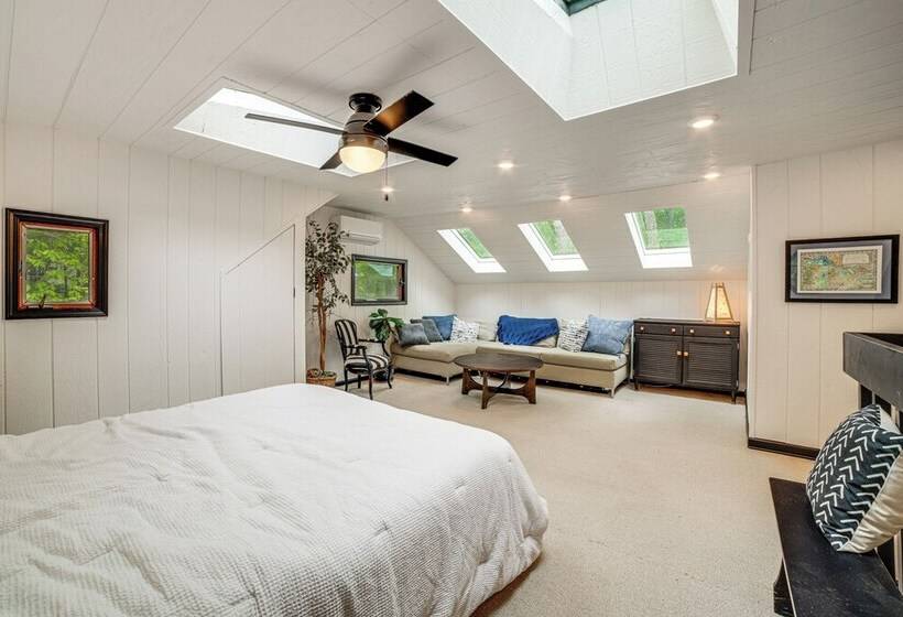 Sawyer Retreat W/ Fire Pit < 2 Mi To Beaches!