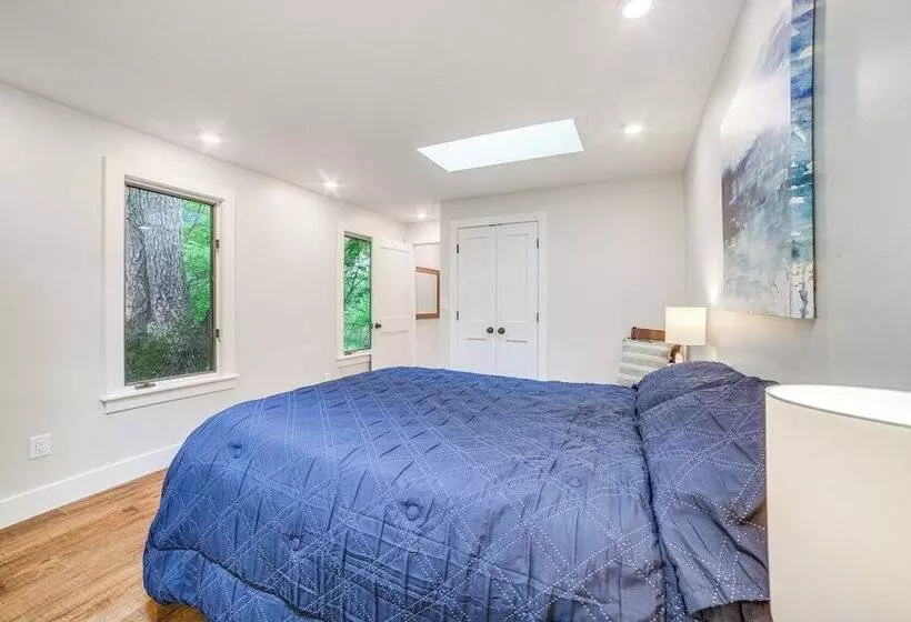 Sawyer Retreat W/ Fire Pit < 2 Mi To Beaches!