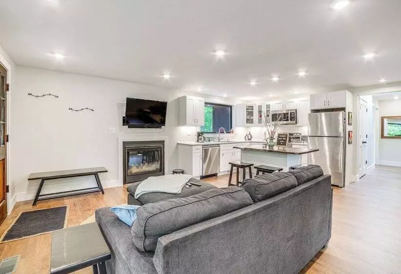 Sawyer Retreat W/ Fire Pit < 2 Mi To Beaches!