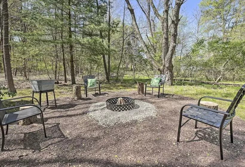 Sawyer Retreat W/ Fire Pit < 2 Mi To Beaches!