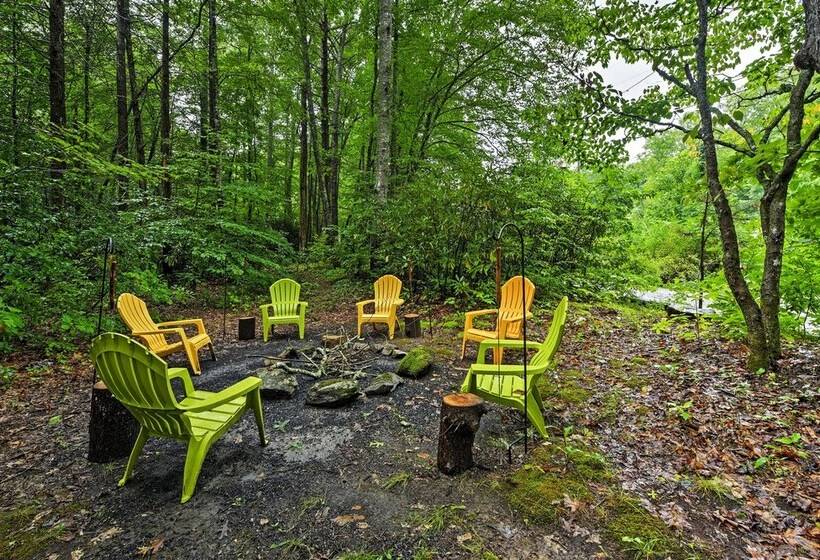 Serene Creekside Cottage Near Mount Pisgah!