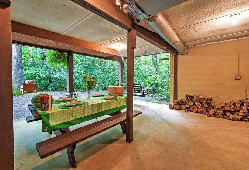 Serene Creekside Cottage Near Mount Pisgah!