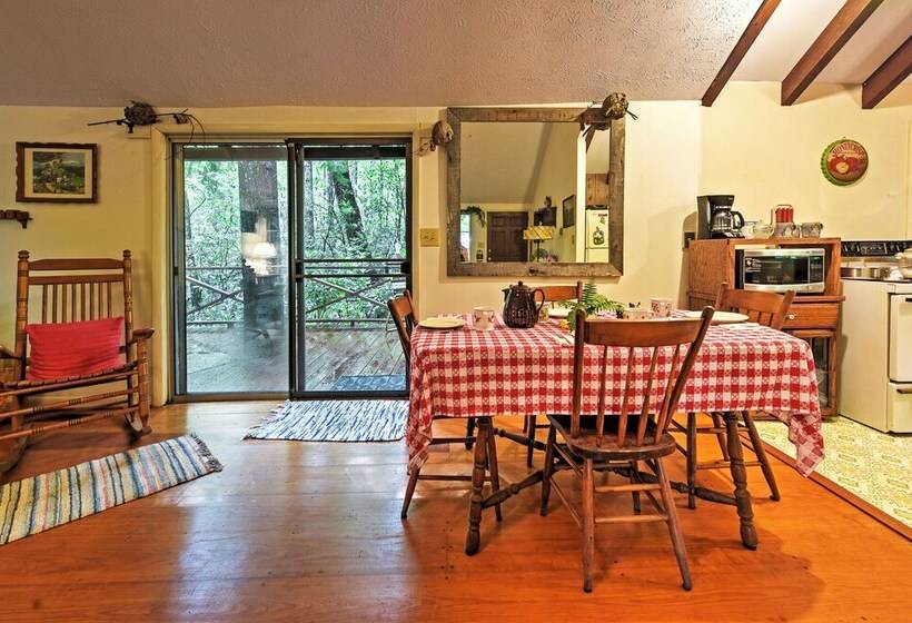 Serene Creekside Cottage Near Mount Pisgah!
