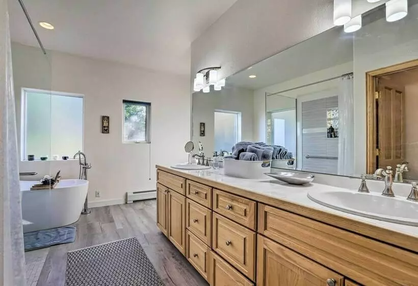 Serene Evergreen Home W/ Hot Tub + Mtn Views!