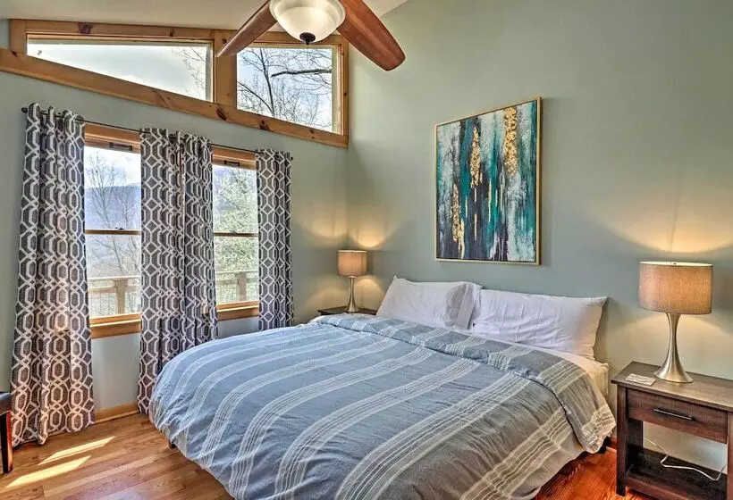 Serene  Mountain Mist  Retreat W/ Deck & Hot Tub!