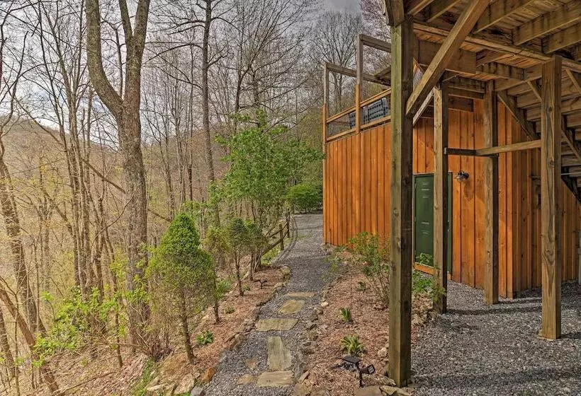 Serene  Mountain Mist  Retreat W/ Deck & Hot Tub!