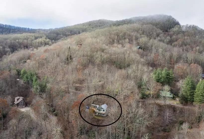 Serene  Mountain Mist  Retreat W/ Deck & Hot Tub!