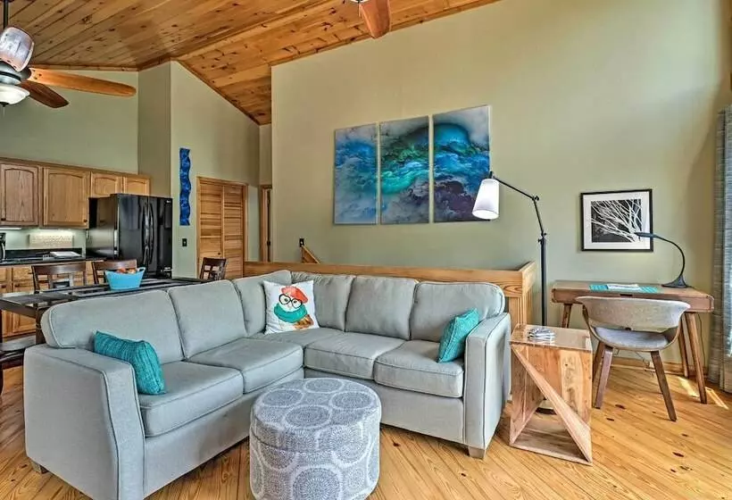 Serene  Mountain Mist  Retreat W/ Deck & Hot Tub!