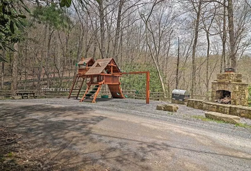 Serene  Mountain Mist  Retreat W/ Deck & Hot Tub!