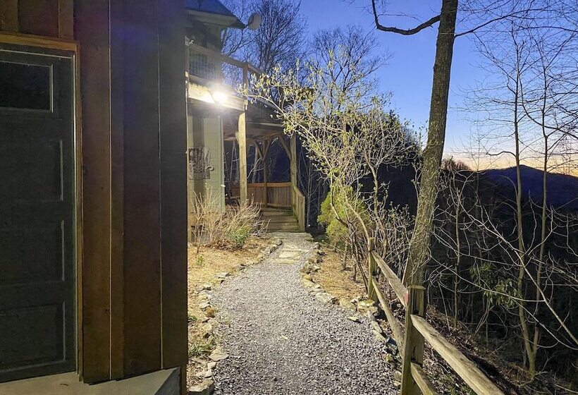 Serene  Mountain Mist  Retreat W/ Deck & Hot Tub!