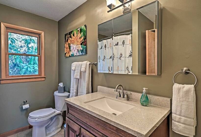 Serene  Mountain Mist  Retreat W/ Deck & Hot Tub!