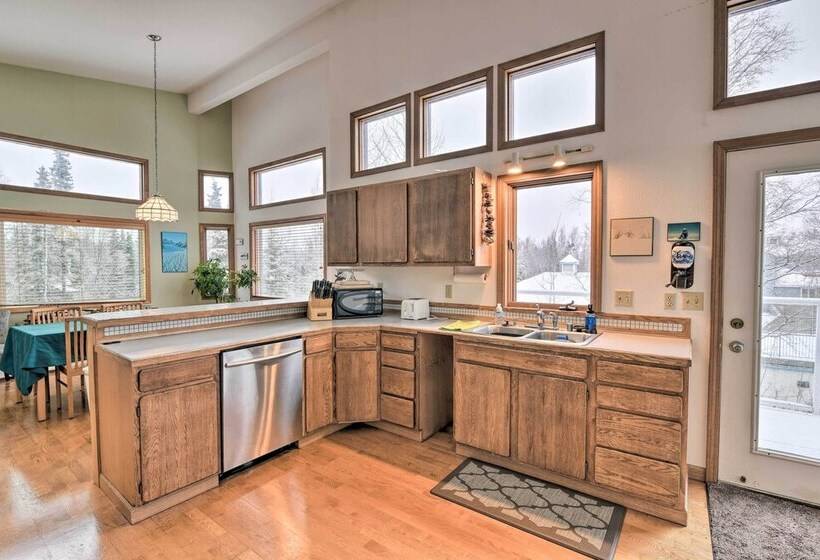 Spacious Family Home W/ Deck + Million Dollar View