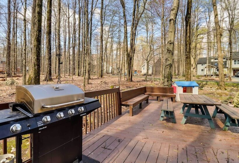 Spacious Pocono Lake House Near Skiing & Swimming!
